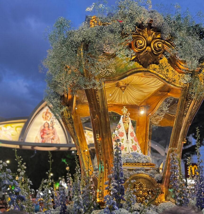 Nossa Senhora de Nazaré em berlinda durante o Círio de Nazaré, em Belém do Pará