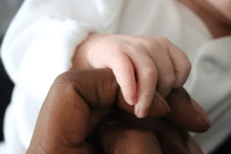 Juíza manda INSS conceder salário-maternidade a pai após morte da mãe. (Créditos: Ilustrativa/Freepik)