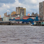 Vista do Ver-o-Peso, maior feira livre da América Latina, localizada às margens da Baía do Guajará, em Belém, cenário simbólico do turismo e da cultura amazônica.