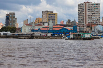 Vista do Ver-o-Peso, maior feira livre da América Latina, localizada às margens da Baía do Guajará, em Belém, cenário simbólico do turismo e da cultura amazônica.