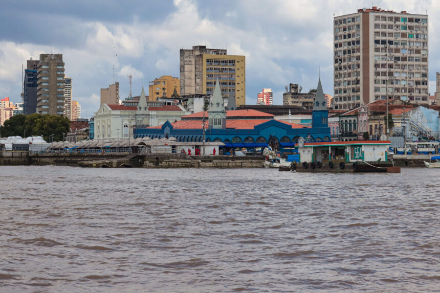 Vista do Ver-o-Peso, maior feira livre da América Latina, localizada às margens da Baía do Guajará, em Belém, cenário simbólico do turismo e da cultura amazônica.