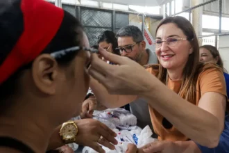 Hana Ghassan realiza entrega de óculos gratuitos em ação do Governo do Pará em Ananindeua.