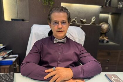 Mulher na menopausa em consulta médica para avaliação hormonal e cuidados com a saúde.