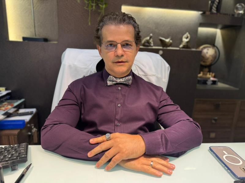 Mulher na menopausa em consulta médica para avaliação hormonal e cuidados com a saúde.