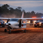 Aeronave de pequeno porte no solo do Aeroporto Municipal de Itaituba após assalto com morte de passageiro.