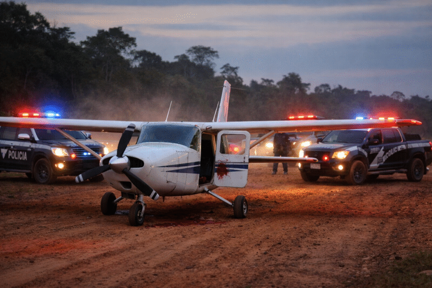 Aeronave de pequeno porte no solo do Aeroporto Municipal de Itaituba após assalto com morte de passageiro.