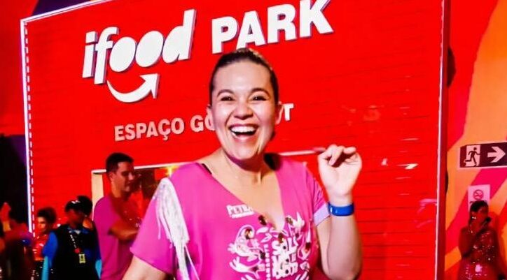 Empresária Nat Paiva no Carnaval de Salvador durante experiência promovida pelo iFood