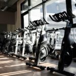 Mercado fitness em expansão com academias modernas e pessoas praticando exercícios físicos.