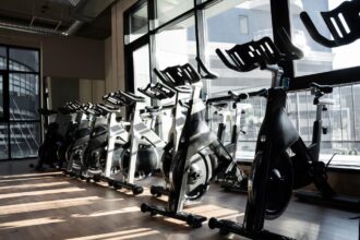 Mercado fitness em expansão com academias modernas e pessoas praticando exercícios físicos.