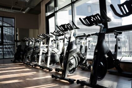 Mercado fitness em expansão com academias modernas e pessoas praticando exercícios físicos.