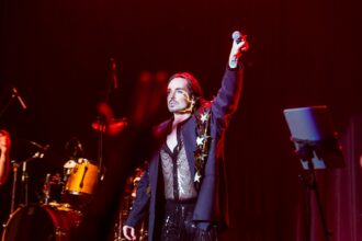 Maquiagem de Johnny Hooker como expressão de liberdade e identidade artística