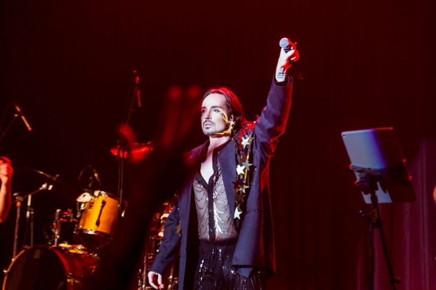 Maquiagem de Johnny Hooker como expressão de liberdade e identidade artística