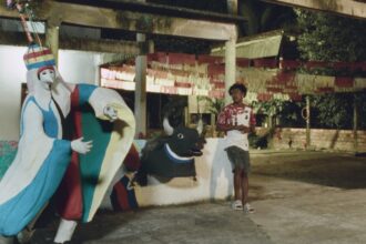 Cena do curta Te Vejo na Próxima Saída do Boi, ambientado em São Caetano de Odivelas, durante a tradicional fugida do Boi de Máscaras.