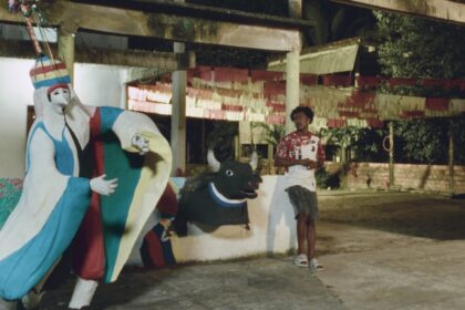 Cena do curta Te Vejo na Próxima Saída do Boi, ambientado em São Caetano de Odivelas, durante a tradicional fugida do Boi de Máscaras.