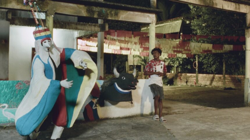 Cena do curta Te Vejo na Próxima Saída do Boi, ambientado em São Caetano de Odivelas, durante a tradicional fugida do Boi de Máscaras.