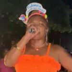 O 1º grito de carnaval em Salvaterra viralizou após cantora puxar arrastão cantando e pedalando, conquistando milhares de visualizações.