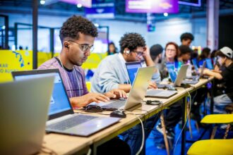 Cursos gratuitos de tecnologia e IA oferecidos pela IBM e pelo CIEE na plataforma IBM SkillsBuild