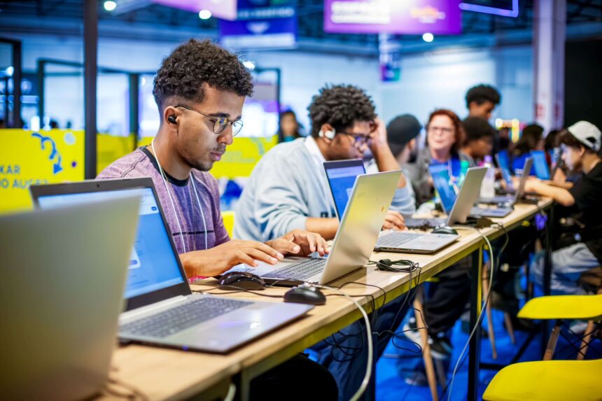 Cursos gratuitos de tecnologia e IA oferecidos pela IBM e pelo CIEE na plataforma IBM SkillsBuild