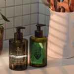 Produtos Natura Bothânica para cozinha com sabonete líquido e hidratante para as mãos, em embalagens de design minimalista.