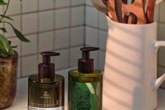 Produtos Natura Bothânica para cozinha com sabonete líquido e hidratante para as mãos, em embalagens de design minimalista.