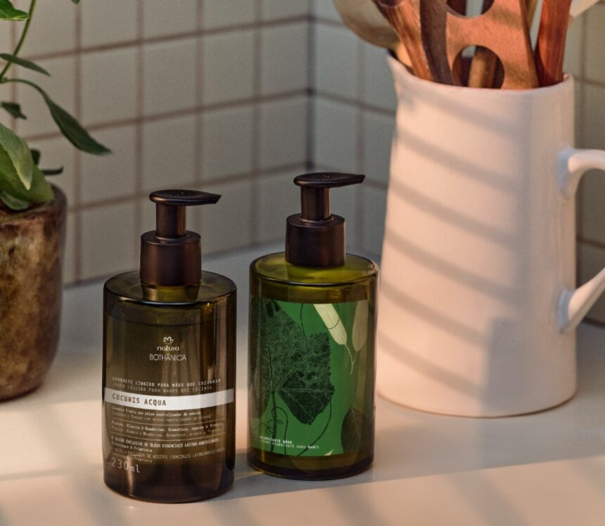Produtos Natura Bothânica para cozinha com sabonete líquido e hidratante para as mãos, em embalagens de design minimalista.