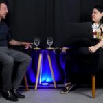 Luciana Perez durante entrevista no estúdio do Podcast Conectividade, em gravação para o YouTube.