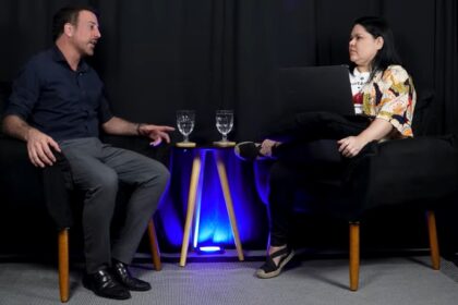 Luciana Perez durante entrevista no estúdio do Podcast Conectividade, em gravação para o YouTube.