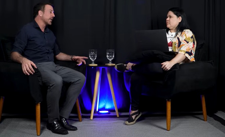 Luciana Perez durante entrevista no estúdio do Podcast Conectividade, em gravação para o YouTube.