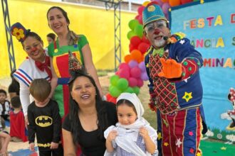 Crianças fantasiadas brincando no bloco infantil do Fortaleza Food Land durante programação de Carnaval em Fortaleza.