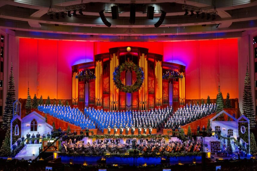 Coro do Tabernáculo da Praça do Templo se apresenta com orquestra durante concerto internacional.