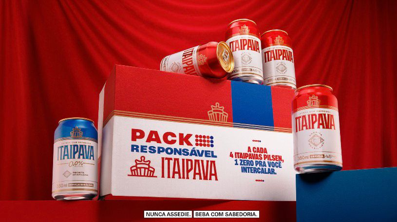 Embalagem do Pack Responsável da Itaipava com latas tradicionais e versões 0% álcool durante campanha de Carnaval.