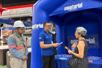 Equipe do movimento Vc + Seguro orientando clientes em loja de material de construção sobre segurança elétrica em Ananindeua.