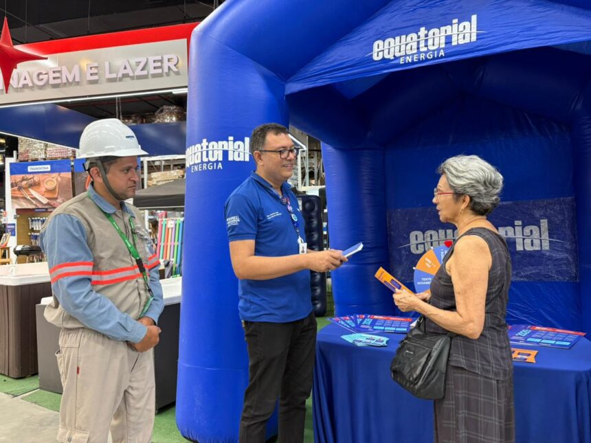 Equipe do movimento Vc + Seguro orientando clientes em loja de material de construção sobre segurança elétrica em Ananindeua.