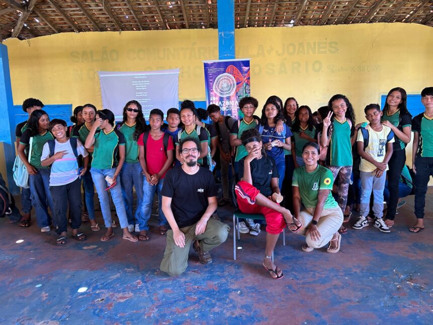 Estudantes participam de sessão do Festival Curta Escolas durante mostra itinerante no arquipélago do Marajó.