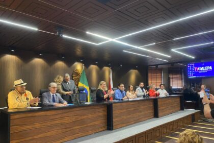 Público e homenageados na sessão solene da Assembleia Legislativa do Pará em celebração aos 20 anos da Abrajet Pará.