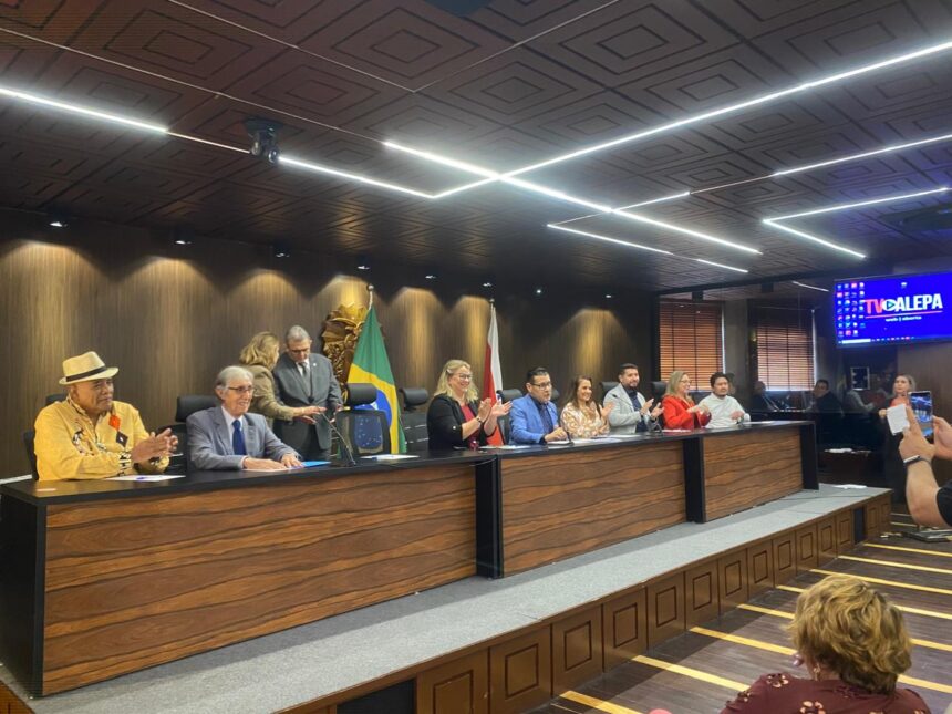 Público e homenageados na sessão solene da Assembleia Legislativa do Pará em celebração aos 20 anos da Abrajet Pará.
