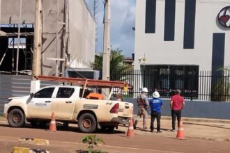 Equipe policial durante fiscalização que identificou furto de energia em igreja em Altamira.