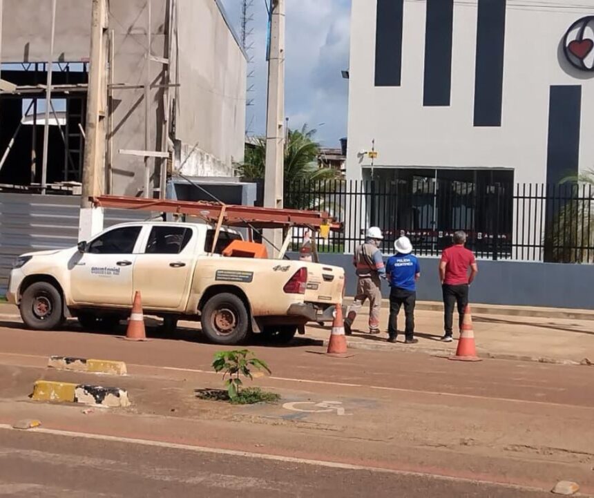Equipe policial durante fiscalização que identificou furto de energia em igreja em Altamira.