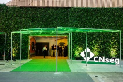 Espaço Casa do Seguro na COP30 em Belém, com evento certificado como neutro em carbono.