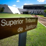Ministros do STJ durante julgamento sobre pensão por morte a filho maior inválido com benefício próprio