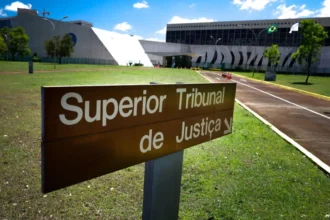 Ministros do STJ durante julgamento sobre pensão por morte a filho maior inválido com benefício próprio