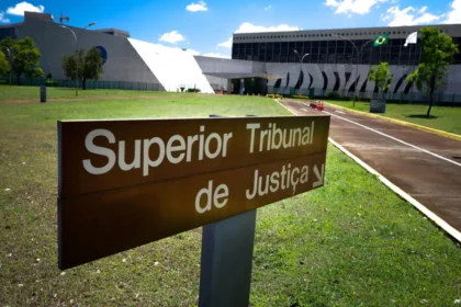 Ministros do STJ durante julgamento sobre pensão por morte a filho maior inválido com benefício próprio