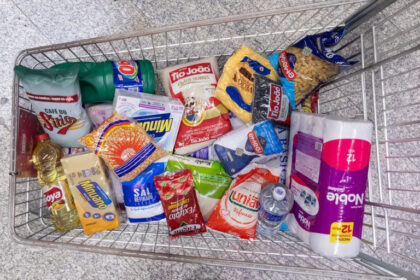 Produtos da cesta básica em supermercado de Belém após queda no custo dos alimentos, segundo levantamento do DIEESE.