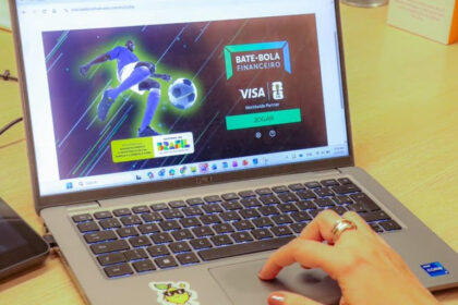 Tela do jogo educativo Bate Bola Financeiro criado pelo Governo Federal para promover educação financeira a famílias do CadÚnico.