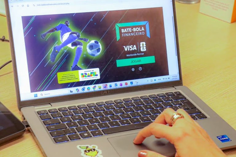 Tela do jogo educativo Bate Bola Financeiro criado pelo Governo Federal para promover educação financeira a famílias do CadÚnico.