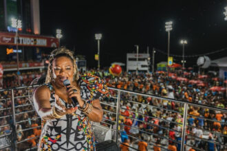 Margareth Menezes se apresenta no Trio da Cultura no circuito Barra Ondina no Carnaval 2026 ao lado de artistas convidados.