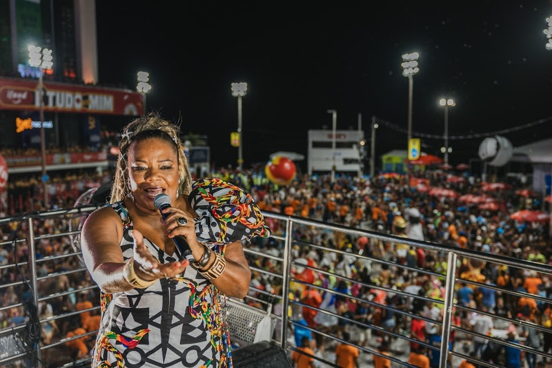 Margareth Menezes se apresenta no Trio da Cultura no circuito Barra Ondina no Carnaval 2026 ao lado de artistas convidados.