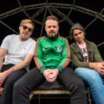 Banda Superguidis em apresentação ao vivo