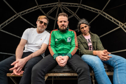 Banda Superguidis em apresentação ao vivo