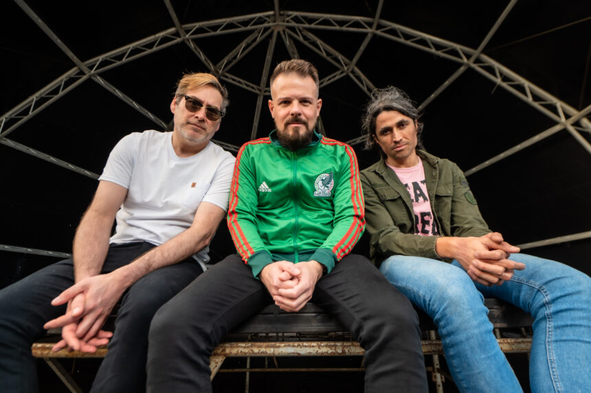 Banda Superguidis em apresentação ao vivo